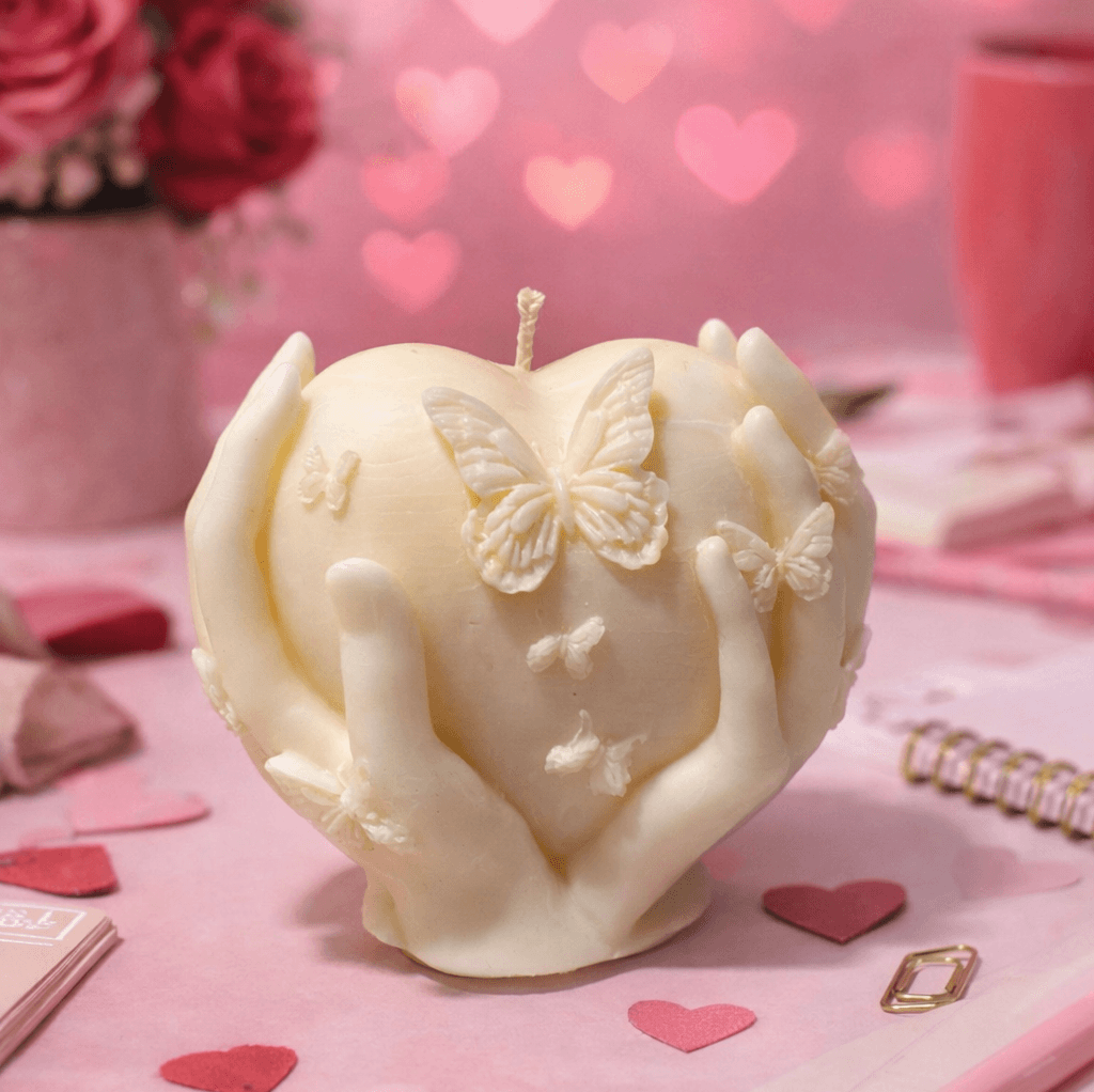 Świeca sojowa dekoracyjna – Serce w dłoniach